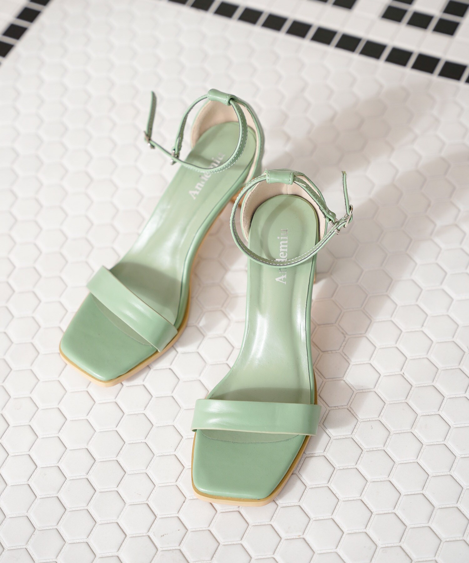 ホワイトweb限定 ストラップスクエアサンダル 公式 アンデミュウ Andemiu 通販