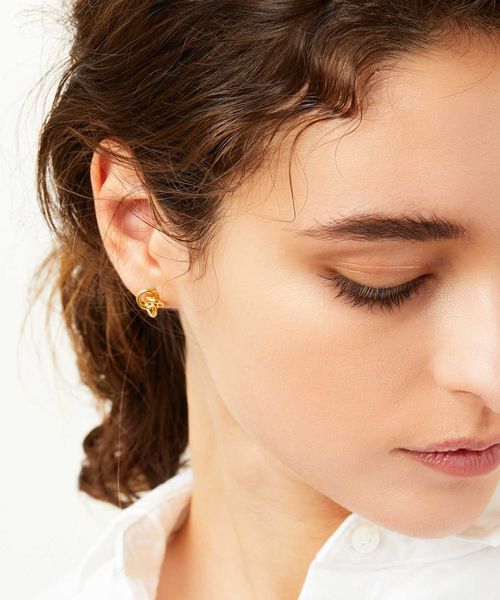 大人上品なおすすめコーデ BAQLESS ノットデザインピアス アクセサリー
