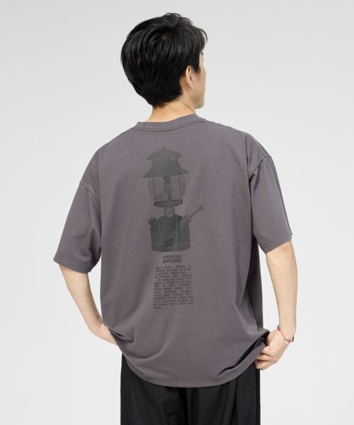 BAYFLOW 【Coleman×TAKEDA BBQwith BAYFLOW】ランタンプリントTシャツ チャコールグレー M メンズインナー ベイフロー 578544 and ST アンドエスティ(旧ドットエスティ) BAYFLOW 【Coleman×TAKEDA BBQwith BAYFLOW】ランタンプリントTシャツ チャコールグレー M メンズインナー ベイフロー 578544 and ST アンドエスティ(旧ドットエスティ)