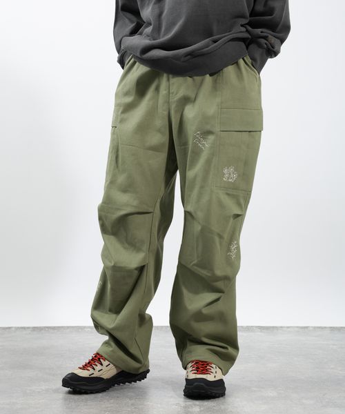 BAYFLOW 落書き刺繍カーゴパンツ カーキ M メンズボトムス ベイフロー 599491 and ST アンドエスティ(旧ドットエスティ) BAYFLOW 落書き刺繍カーゴパンツ カーキ M メンズボトムス ベイフロー 599491 and ST アンドエスティ(旧ドットエスティ)