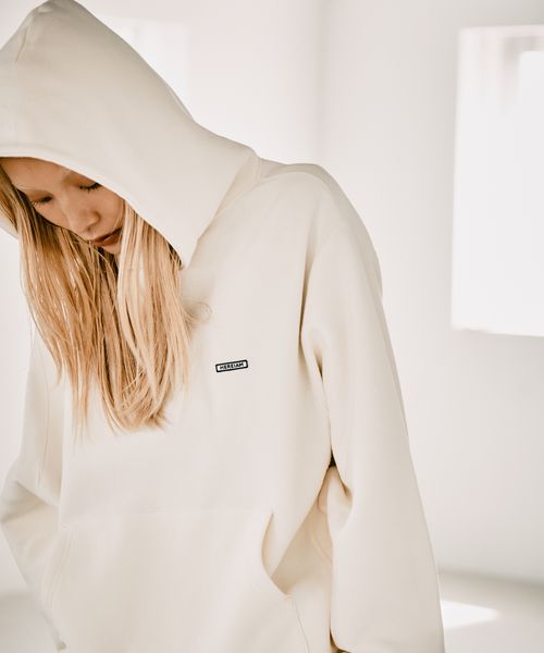 BAYFLOW 【HEREIAM】ユニセックス／今年らしく着丈をアップデート。ワッペンロゴフーディー ベージュ M アクティブ ベイフロー 601740 and ST アンドエスティ（旧ドットエスティ）