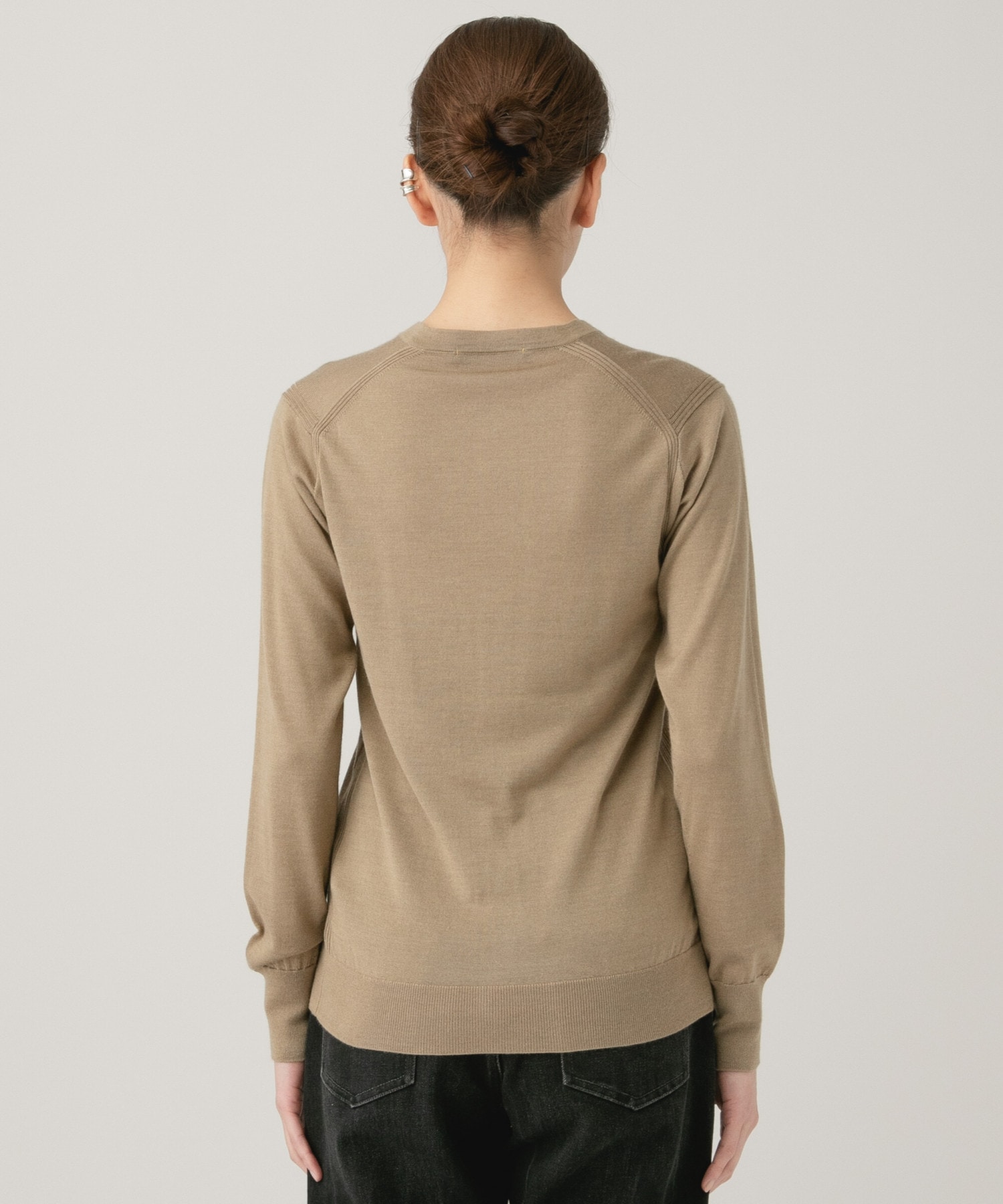 イタリー　セーター　カシミヤ35％絹35％毛30%タグ付き　ベージュすべるように手触り良く