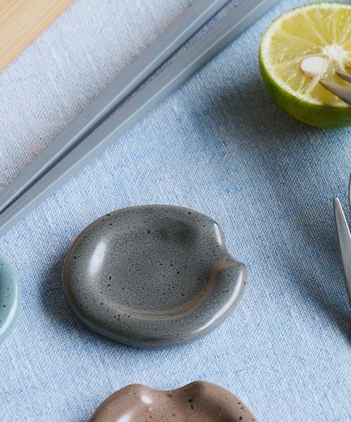 LAKOLE 美濃焼き丸形箸置き 箸・カトラリー・卓上用品 チャコールグレー FREE ラコレ 135454 and ST アンドエスティ(旧ドットエスティ) LAKOLE 美濃焼き丸形箸置き 箸・カトラリー・卓上用品 チャコールグレー FREE ラコレ 135454 and ST アンドエスティ(旧ドットエスティ)