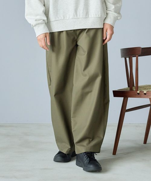 LAKOLE スムースTRバレルパンツ グリーン S メンズボトムス ラコレ 286445 and ST アンドエスティ(旧ドットエスティ) LAKOLE スムースTRバレルパンツ グリーン S メンズボトムス ラコレ 286445 and ST アンドエスティ(旧ドットエスティ)