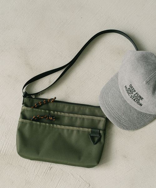 LAKOLE オックスサコッシュ カーキ FREE メンズグッズ ラコレ 578545 and ST アンドエスティ（旧ドットエスティ）