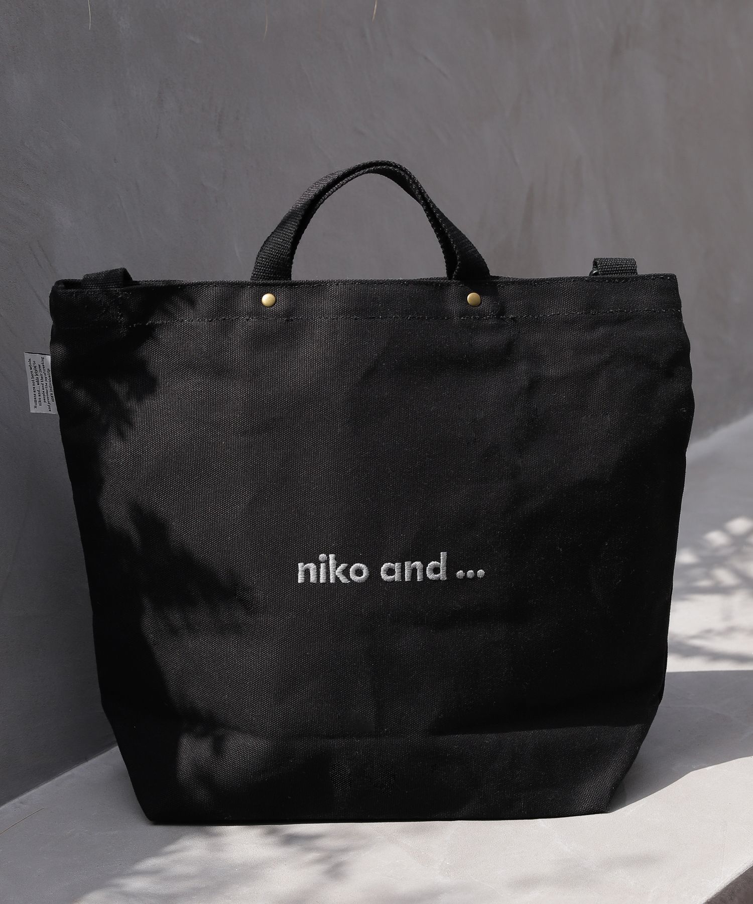 niko and… オリジナルニコロゴ刺繍2WAYトートバッグ ブラック - バッグ