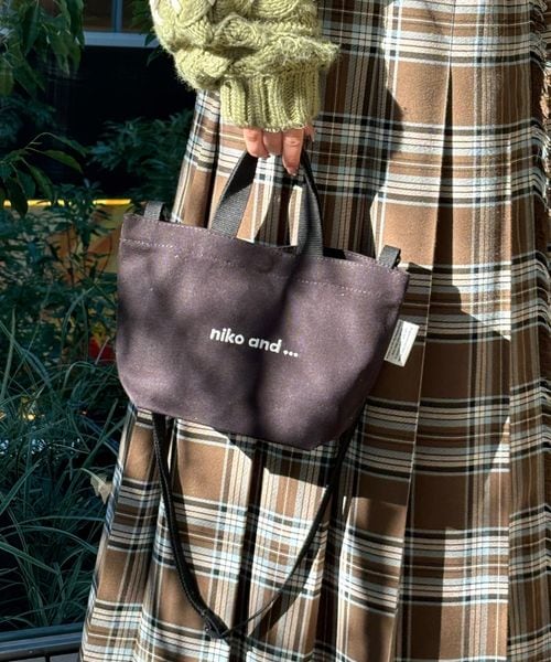 完売品 ブラウン 較べれ ロゴ刺繍 スマホショルダーバッグ