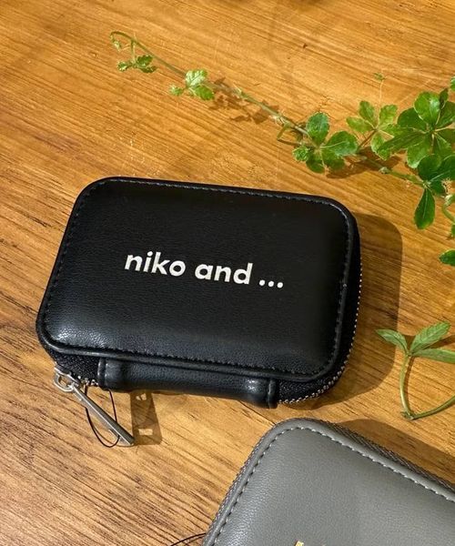 niko and .オリジナルニコロゴ箔 キーケース バッグ シルバー ニコアンド 287469 and ST アンドエスティ(旧ドットエスティ) niko and .オリジナルニコロゴ箔 キーケース バッグ シルバー ニコアンド 287469 and ST アンドエスティ(旧ドットエスティ)