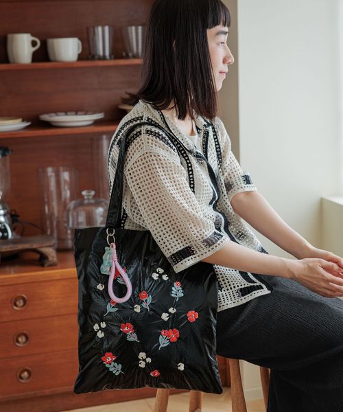 niko and .オリジナルチャーム付き刺繍トートバッグ シルバー ウィメンズグッズ ニコアンド 291531 and ST アンドエスティ(旧ドットエスティ) niko and .オリジナルチャーム付き刺繍トートバッグ シルバー ウィメンズグッズ ニコアンド 291531 and ST アンドエスティ(旧ドットエスティ)