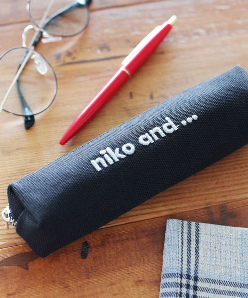 niko and .オリジナルニコロゴ刺繍ペンケース ステーショナリー シルバー ニコアンド 295567 and ST アンドエスティ(旧ドットエスティ) niko and .オリジナルニコロゴ刺繍ペンケース ステーショナリー シルバー ニコアンド 295567 and ST アンドエスティ(旧ドットエスティ)