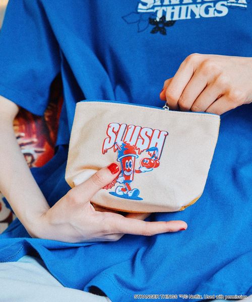 niko and .【STRANGER THINGS】コラボ ポーチ バッグ ベージュ ニコアンド 499126 and ST アンドエスティ(旧ドットエスティ) niko and .【STRANGER THINGS】コラボ ポーチ バッグ ベージュ ニコアンド 499126 and ST アンドエスティ(旧ドットエスティ)