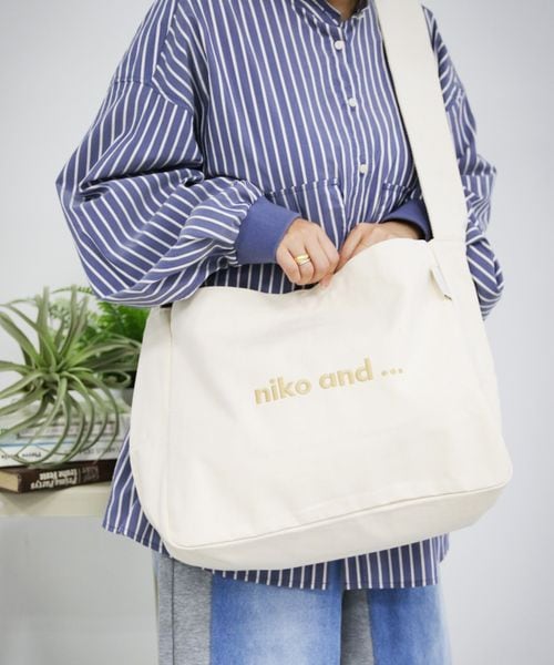 niko and .オリジナル ニコロゴ刺繍BIGショルダーバッグ バッグ ライトグレー ニコアンド 572677 and ST アンドエスティ(旧ドットエスティ) niko and .オリジナル ニコロゴ刺繍BIGショルダーバッグ バッグ ライトグレー ニコアンド 572677 and ST アンドエスティ(旧ドットエスティ)