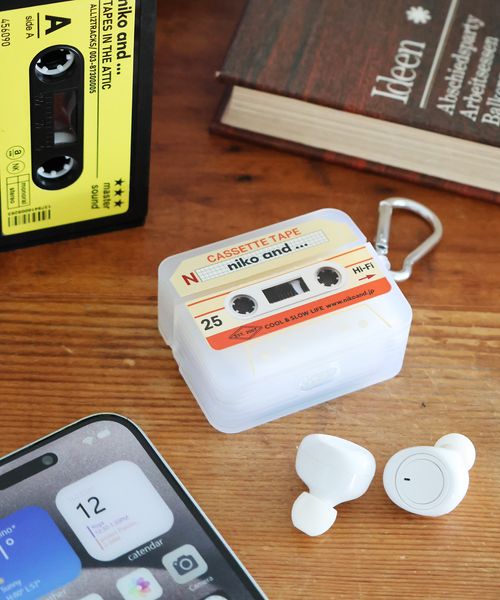 niko and .オリジナル カセットテープ型AirPodsProケース ガジェット ライトグレー ニコアンド 581941 and ST アンドエスティ(旧ドットエスティ) niko and .オリジナル カセットテープ型AirPodsProケース ガジェット ライトグレー ニコアンド 581941 and ST アンドエスティ(旧ドットエスティ)
