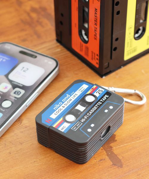 niko and .オリジナル カセットテープ型AirPodsProケース ガジェット シルバー ニコアンド 581941 and ST アンドエスティ(旧ドットエスティ) niko and .オリジナル カセットテープ型AirPodsProケース ガジェット シルバー ニコアンド 581941 and ST アンドエスティ(旧ドットエスティ)