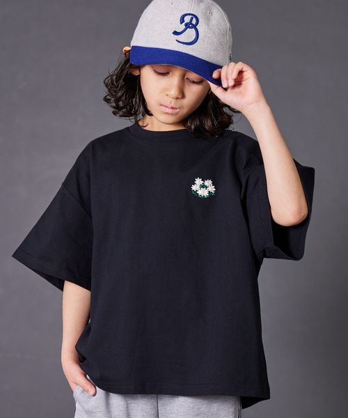 pairmanon 【PAIRMANON STREET】ワンポイント 花 モチーフ 刺繍 半袖 Tシャツ ブラック ボーイズインナー_PS ペアマノン 282590 and ST アンドエスティ(旧ドットエスティ) pairmanon 【PAIRMANON STREET】ワンポイント 花 モチーフ 刺繍 半袖 Tシャツ ブラック ボーイズインナー_PS ペアマノン 282590 and ST アンドエスティ(旧ドットエスティ)