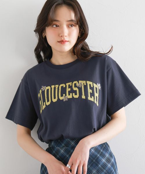 WOMENS】フラワー刺繍/カレッジロゴプリントTシャツ | [公式 WOMENS】フラワー刺繍/カレッジロゴプリントTシャツ | [公式