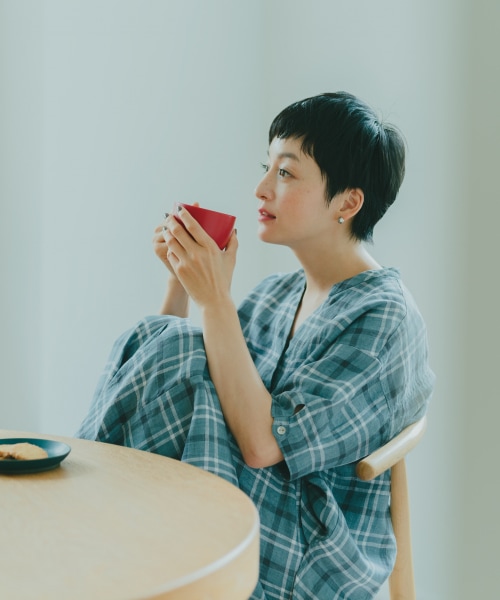 高山都さんコラボ》フレンチリネンVネックシャツ | [公式